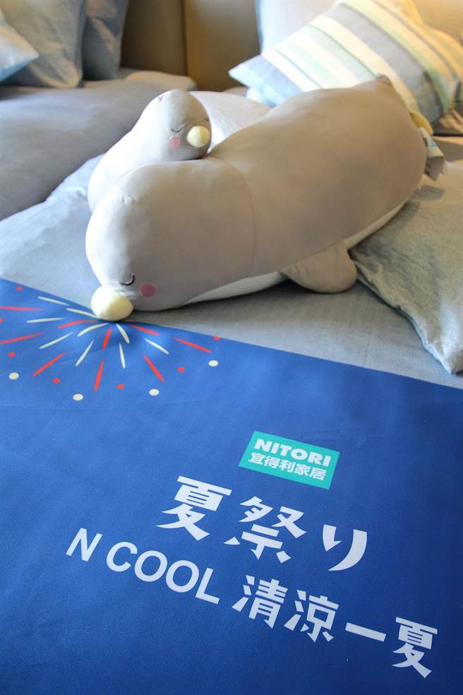 酷COOL主题房加赠凉感企鹅抱枕每房1只。（台北老爷提供）