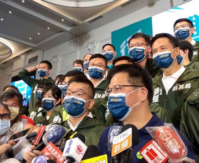 蔡其昌(左)举行首场造势大会时，林佳龙(右)曾现身力挺并扬言当蔡的后盾。（资料照／张亦惠摄）