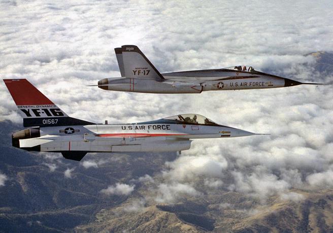 YF-16与YF-17是战机竞争中的一段瑜亮之争，最终的结果是空军选YF-16，海军选YF-17，后来改名F-18。(图/美国空军)