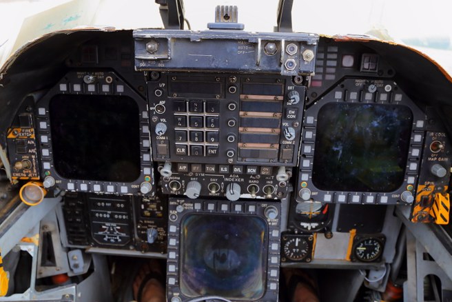 F-18问世之际，刚好遇上第三波电脑革命，座舱全面数位化，F-18A战机就有3具大型显示器，使它可轻易的切换空战与攻击的任务工作。(图/美国海军)