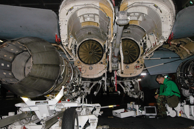 F404引擎与F/A-18的机身只有10个连接点，后勤人员可以快速的拆装。(图/美国海军)