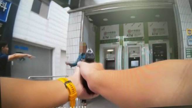 清水警分局有6名员警到场，民眾发现先到的3名员警子弹已上膛，不断喝令王男放下刀子。(陈世宗翻摄)