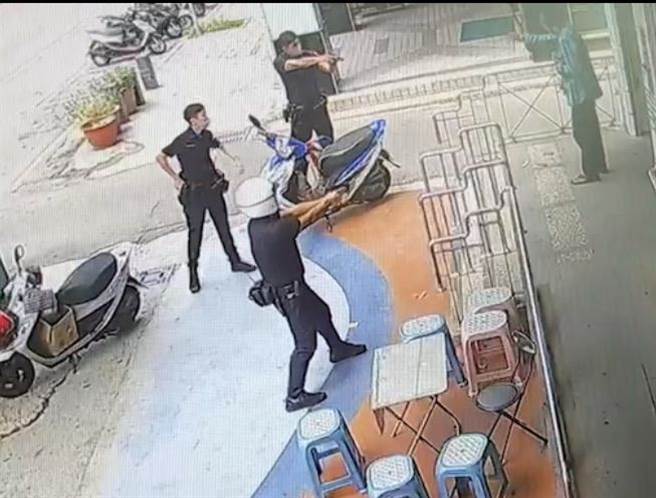 清水警分局有6名员警到场，民眾发现先到的3名员警子弹已上膛，不断喝令王男放下刀子。(陈世宗翻摄)