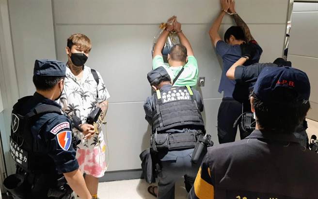 3名疑似混在返國被害人中的人蛇集團幹部，因通緝身分，解送歸案後，由檢警偵辦中。（警方提供）