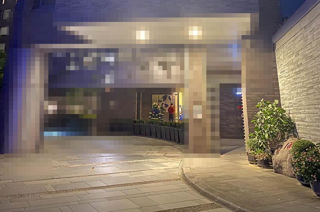 女子自15楼坠落画面右侧防火巷内。（翻摄画面）