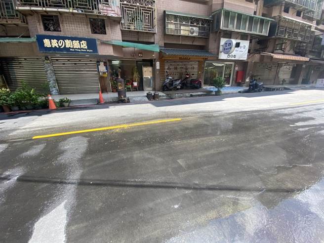 基隆中正区祥丰街29日出现漏水情形长达12小时。（市议员张颢瀚提供／陈彩玲基隆传真）