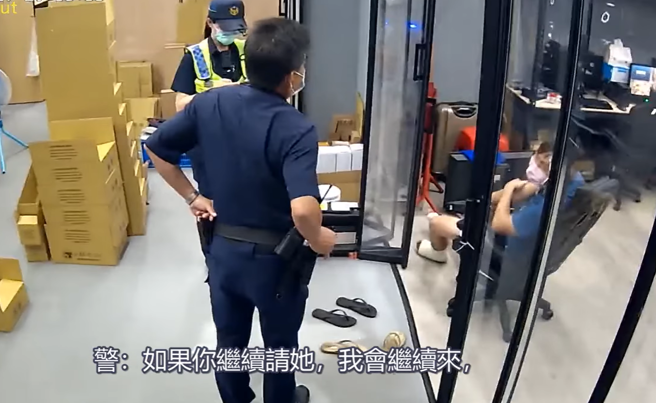 员警到某店家要求老板辞退1名女员工，原因是该女员工的丈夫有毒品前科，还威胁店家如果继续用女员工，警方会每天来站岗，让店家没生意。（翻摄自李菁琪脸书）
