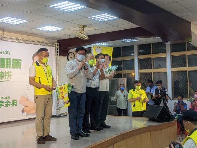 林佳龙斥侯市府卖社宅可说是现行犯，强调自己若是当选，会落实板桥民权段的公办都更成为社宅。(黄敬文摄)