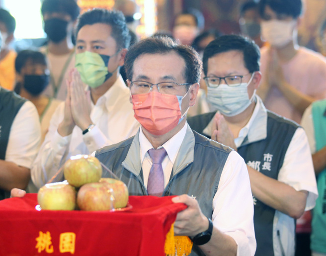 新竹市前市长林智坚(后排左一)与接棒参选者郑运鹏(前)、桃园市长郑文灿(后排右一)自诩为「桃园三结义」。（资料照／范扬光摄）