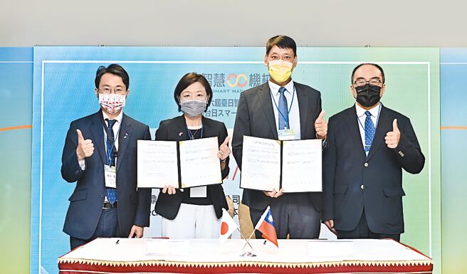 第六届臺日智慧制造论坛，工业局吕正华局长（右一）见证MOU签署仪式。图╱工业局提供