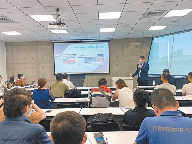 开国公司专案经理戴守鸿主持五金展摊位圈选说明会。图／业者提供