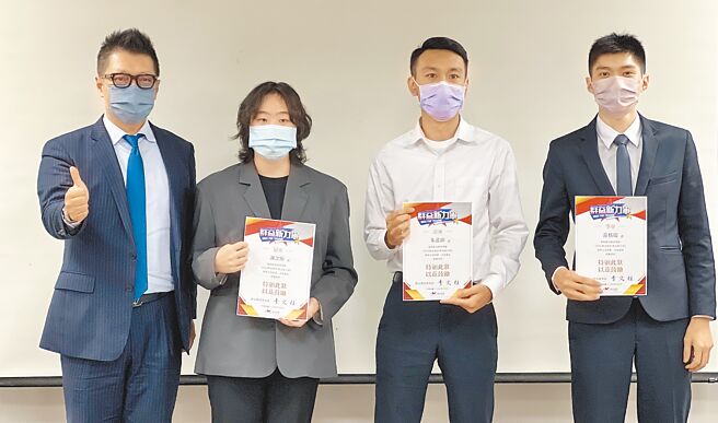 群益期货总经理毛振华（左一）颁发「TOP TRADER群益新力军」竞赛奖金给前三名的学生。图／谢奇璋