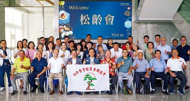 百城機械訪客頻繁，近一個月就接待三場參訪團，領域從中餐、烘焙橫跨到學界，對百城提供的五星級體驗行銷很有感；圖為松齡企業經營者聯誼會參訪百城合影。圖／百城機械提供