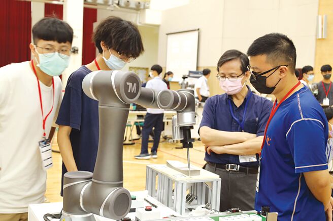 智慧制造技术教学经验丰富的臺中高工，日前举行2022全国智慧制造应用竞赛，各组学生展现其所学与创意。图／臺中高工提供