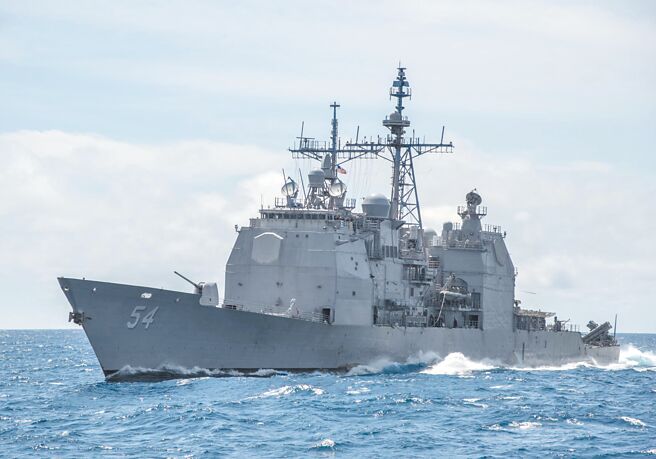 美國海軍安提坦號巡洋艦USS Antietam（CG 54）（見圖）和昌塞勒斯維號（USS CG-62）於28日在例行航行中穿越台灣海峽，安提坦號艦上官兵進行海面搜索作業。（美聯社）