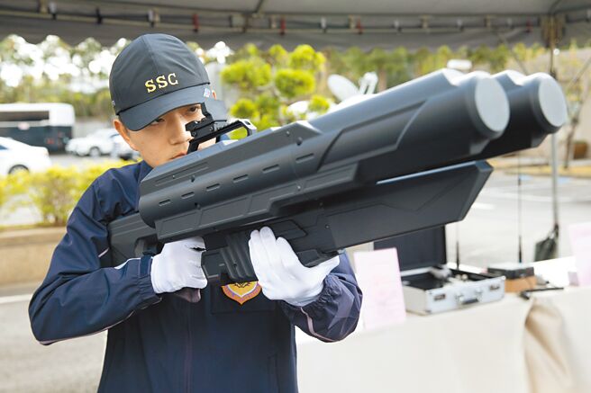 图为国安局配备的SKYNET空拍机干扰器。（本报资料照片）