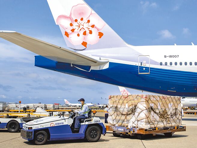 卫福部将疫苗採购资料封存30年的争议未解，食药署近期又修改行政命令，明订疾管署、药商可申请药品紧急使用授权使用（EUA），药商的营业秘密资料可予保密。对此，立委与专家质疑，未来恐会有更多疫苗、药物採购的资料被涂黑，无法监督。图为疫苗运送抵台。（本报资料照片）