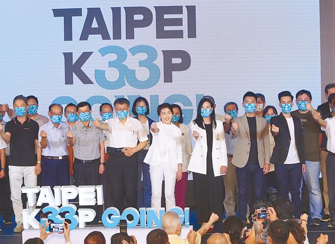 前台北市副市长黄珊珊（中）28日在台北市长柯文哲（左四）及市府团队的陪同下，比出手势，宣布参选台北市长 。（郑任南摄）