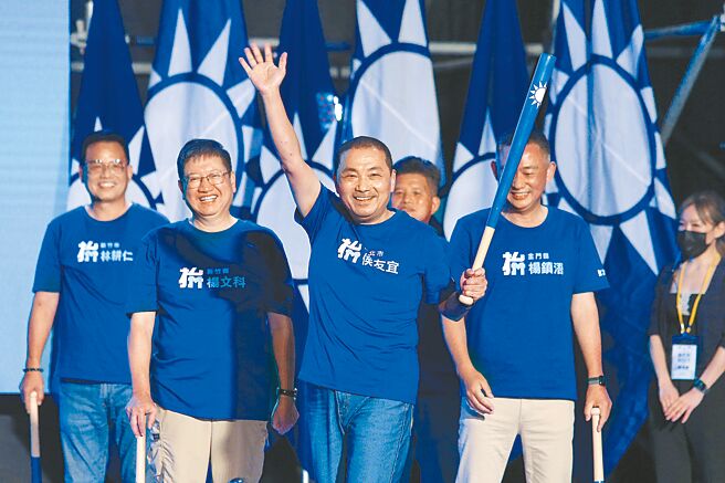 国民党28日召开第21届第2次全国代表大会，寻求连任的新北市长侯友宜（中）上台挥棒造势。（黄世麒摄）