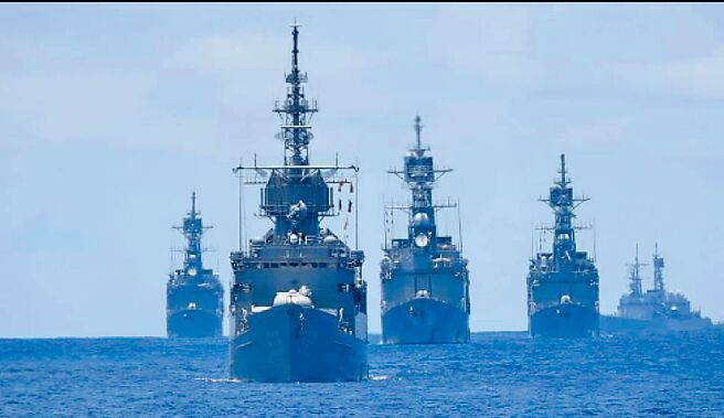 台湾东部海域没有「中线」，共舰步步进逼，我军将力守24浬防线。图为2021年8月4艘纪德级军舰操演画面。（取自中华民国海军舰队脸书专页）