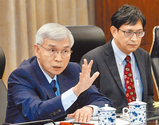 央行总裁杨金龙（左）任期剩半年，卡位战已开打。图为杨金龙与央行副总裁陈南光出席央行理监事会议。（本报资料照片）
