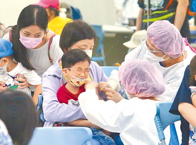 幼儿BNT疫苗开打，提供6个月到4岁的幼儿接种，图为台北田径场接种站，许多家长带着小朋友前往接种疫苗。（赵双杰摄）