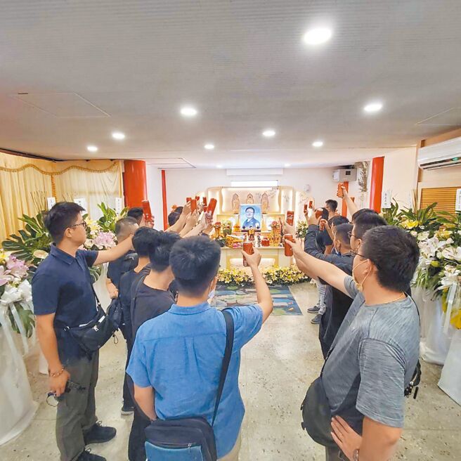 台南2警殉职案震惊社会，其中1名殉职警员凃明诚的警专同学，28日至灵堂吊唁，用凃明诚生前最爱的可乐致哀，请他一路好走。（民眾提供／胡欣男台北传真）