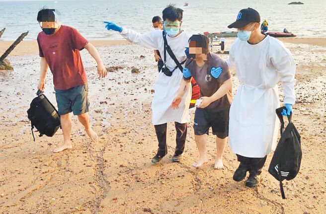 2名大陆男子自称从厦门漂到金门，消防人员救援上岸交由海巡深入调查。（金门消防局提供／李金生传真）