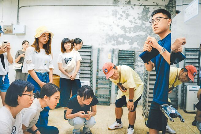 「鸿智茶场」位于猫空山腰，由第三代张恩沛（右）接手并改建成友善茶园。（张恩沛提供／游念育台北传真）