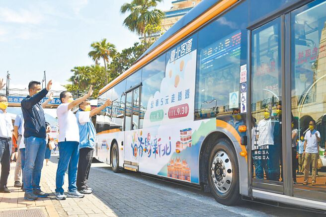 新北市府与公车业者合作推出「有缘新北 公车5元走透透」方案，畅游29区观光景点，却被地方质疑，30条公车路线独漏树林区观光景点。（新北市交通局提供／蔡雯如新北传真）