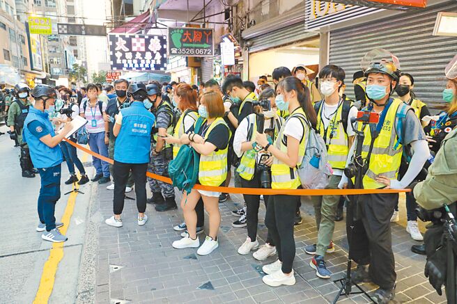 香港中文大学传播与民意调查中心近日公布2022年香港媒体公信力调查，结果显示港人对媒体公信力的评分下跌至20年来的最低纪录。资料图为香港警方核查记者身分。（中新社）