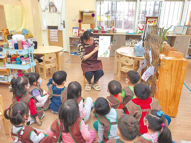 桃园公共化幼儿园2岁专班建置不足，候补人数高达2886人，家长须另寻觅托婴管道，教育局承诺会尽速增班。图为幼儿园上课示意图。（桃园市政府教育局提供／陈梦茹桃园传真）