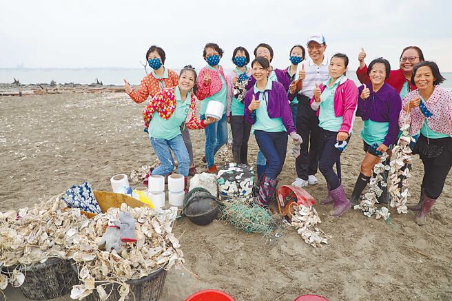 台化公司与嘉义县环保局28日在东石白水湖寿岛举办净滩，不少民眾热情参与。（嘉义县政府提供／吕妍庭嘉义传真）