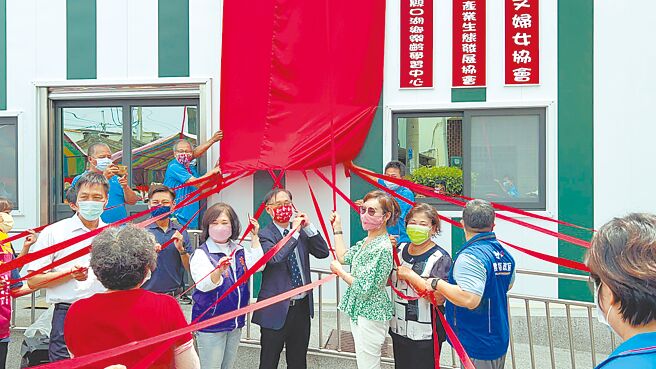 云林县口湖乡蚵寮学堂7月31日火灾全毁，台湾希望义工团花不到1个月时间重建，28日交屋。（周丽兰摄）