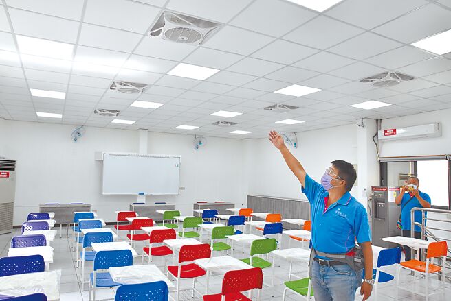 重建的口湖乡蚵寮学堂1、2楼空间宽敞明亮，声宝公司捐赠冷气、微星科技捐赠20部笔记型电脑，从里到外都是新的。（周丽兰摄）