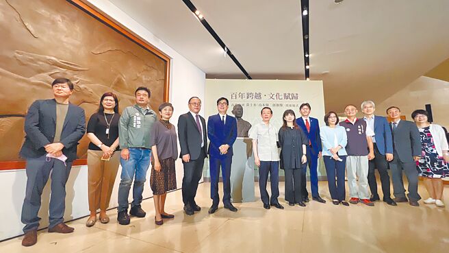 28日于高美馆举行山本悌二郎铜像开箱仪式，驻日代表谢长廷、文化部次长李静慧、高雄市长陈其迈、副市长史哲等人均到场见证。（柯宗纬摄）