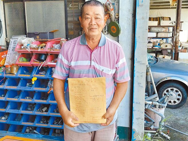 高雄市美浓区今年里长领表人数创歷届新高，任过6届民代及4届里长的狮山里里长锺明福选举未失败过，25日领表时成了各里新秀的请益对象。（林雅惠摄）