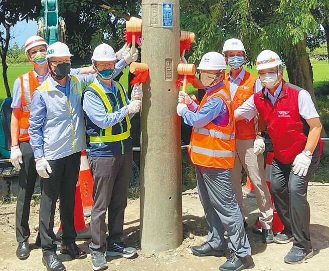 屏鹅公路种树百里工程，成功拔除首支电杆，相关单位合影纪念这歷史一刻。（台电提供／林和生屏东传真）