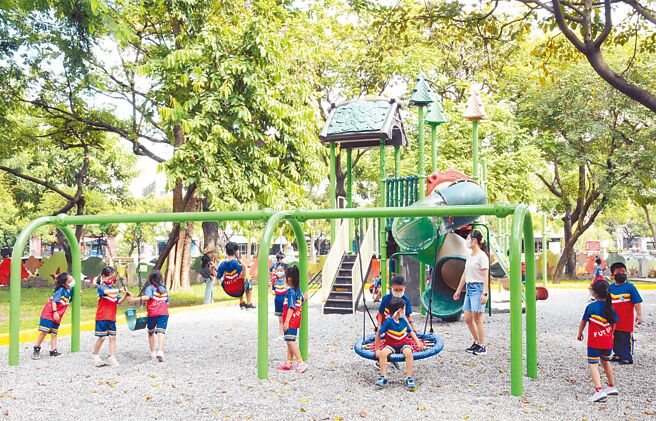 屏东建国国小校长施世治认为学习不一定要在校园，因此疫情期间，仍大胆启动日本共学团讨论。（林和生摄）