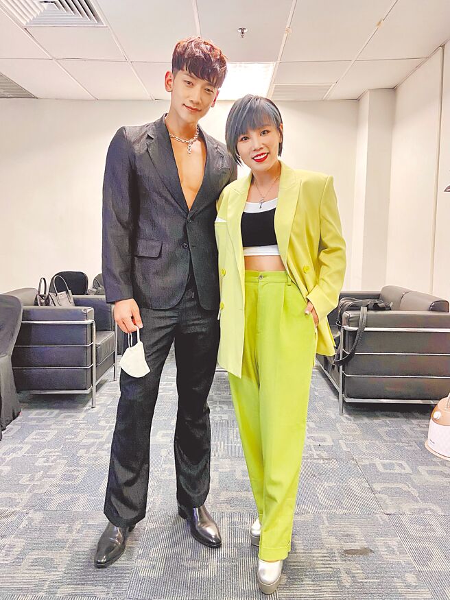 李佳薇（右）日前与南韩天王Rain在活动后台相见欢。（摘自李佳薇脸书）