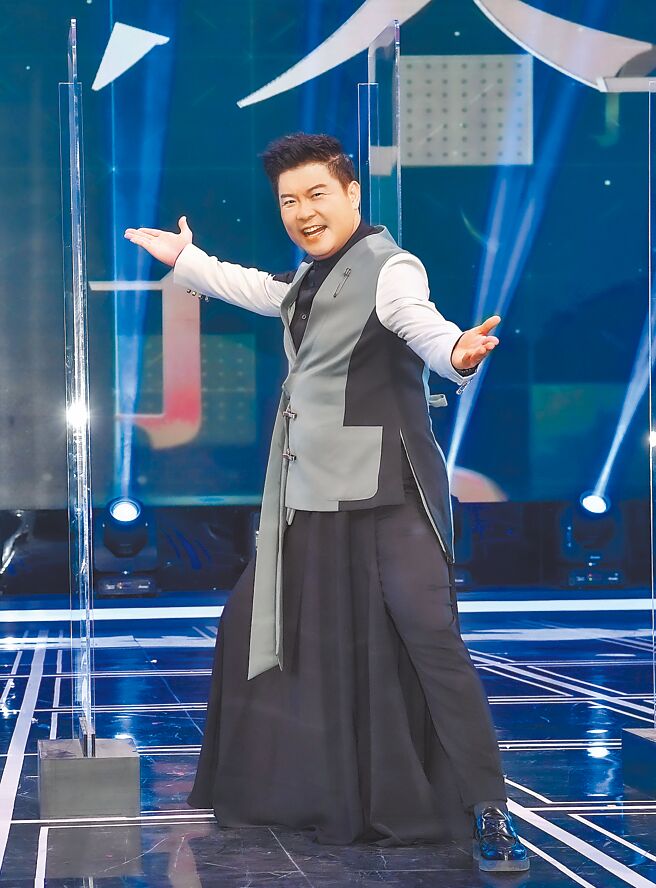 曾国城主持的全新一季的《一字千金 笔武大匯》昨进棚开录。（公视提供）