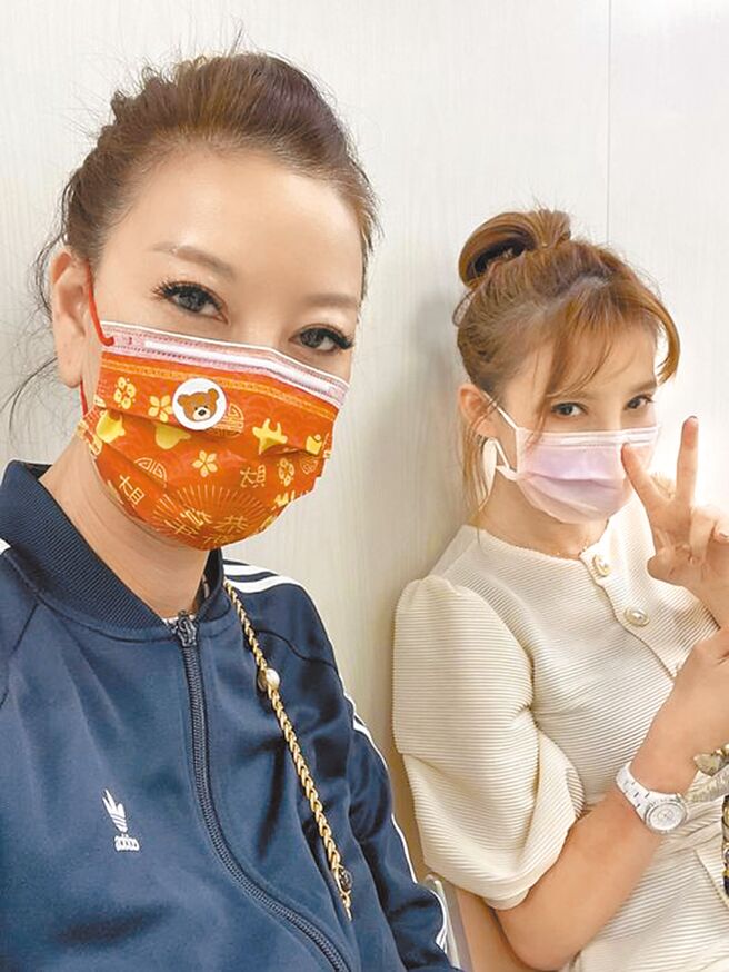 楊繡惠（左）昨凌晨身體不適，在江泳錡陪同下就醫。（摘自臉書）