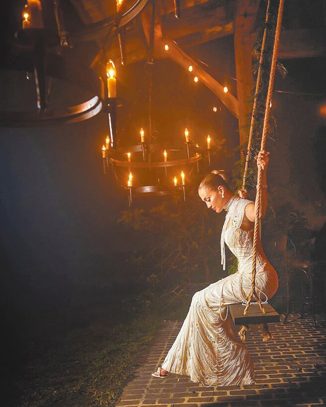 珍妮佛罗培兹的Ralph Lauren鱼尾礼服上缀饰上万颗水晶与珍珠，珍珠长串层层围裹。（摘自On The Jlo官网）