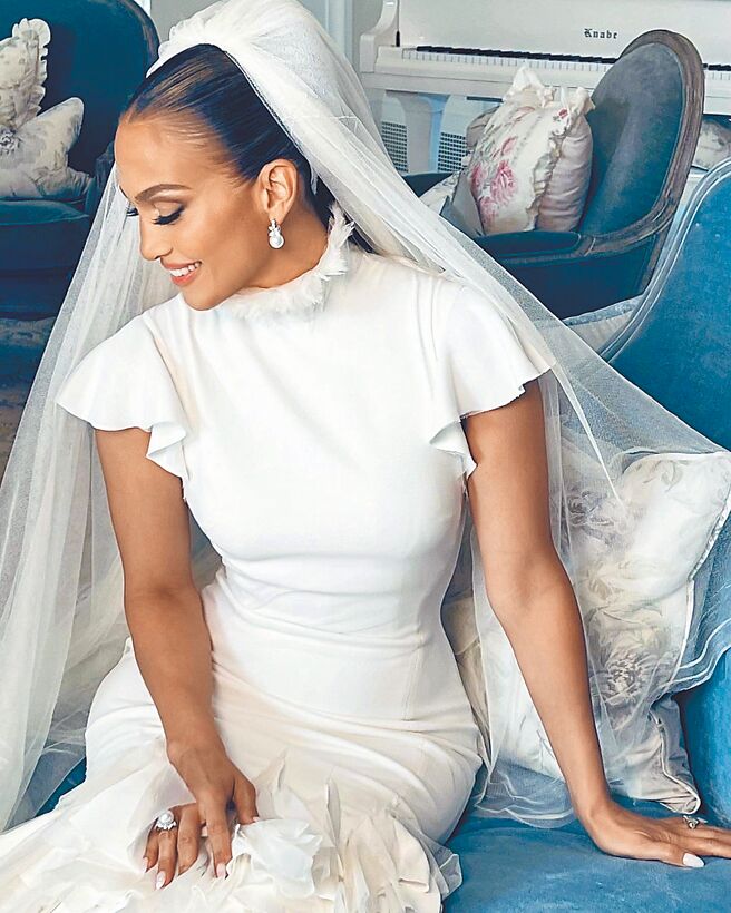 珍妮佛罗培兹以MIKIMOTO珠宝耳环与戒指搭配Ralph Lauren荷叶曳地礼服。（摘自On The Jlo官网）