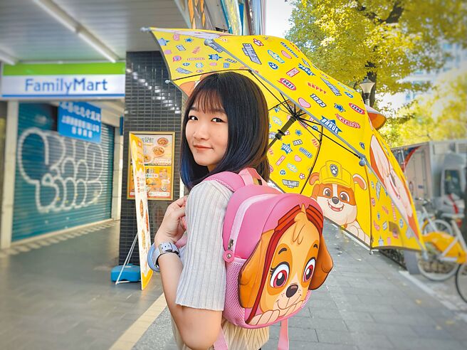 全家联手「汪汪队立大功」推实用又可爱的单品，背包、雨伞都可享点数加价购。（全家提供）