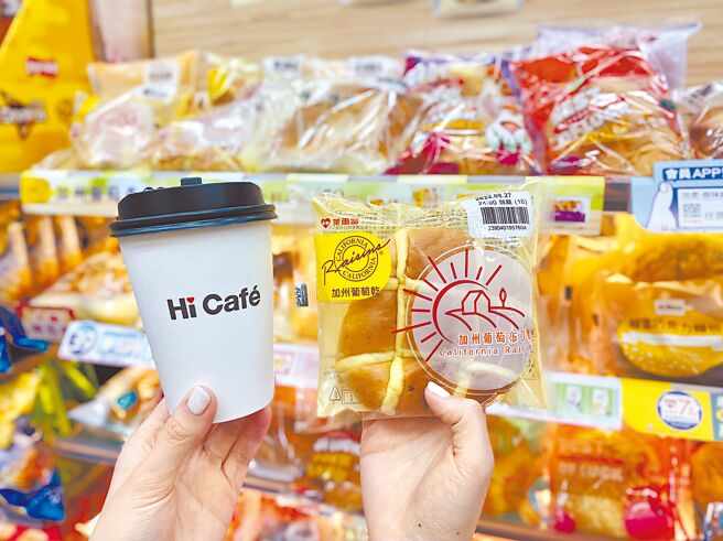 莱尔富早餐优惠组合包括与加州葡萄联名的新麵包，搭饮料可享铜板价。（莱尔富提供）