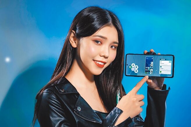 黑鲨5 Pro採陨石黑、天宫白两色设计，搭载4650mAh大电池，更支援120W极速快充，20分钟内就能充满100%电力，快充功能不仅能在游戏时不断电，更能随时一边充电、一边直播与观眾互动，另外更带来了虚拟二次元偶像「鲨鲨酱」（见图），可设定成桌面看板娘，以及早安闹钟等贴心功能，玩家也像多了一个AI朋友可以互动。