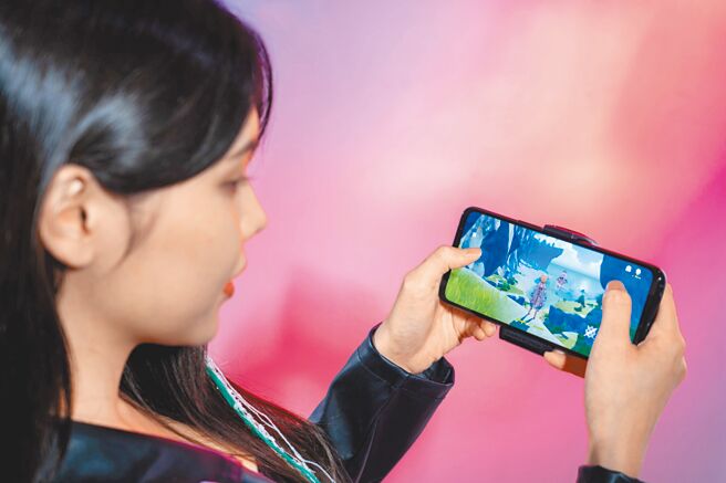 ROG Phone 6 Pro（见图）採6.78吋、165Hz/1ms AMOLED萤幕，720Hz触控採样率与23毫秒触控　反应时间，加上高通Snapdragon 8+ Gen 1处理器，以及全新「GameCool 6散热系统」。