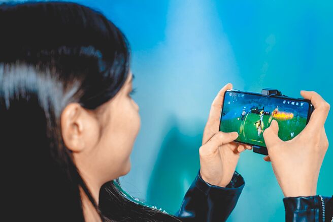 黑鲨5 Pro（见图）搭载6.67吋、144Hz FHD+ OLED萤幕，透过「TouchControl触控大师」触控採样率更高达720Hz，处理器则採用高通Snapdragon 8 Gen 1，还有首创的「逆重力」双VC液冷散热系统，导热性能增加50%。