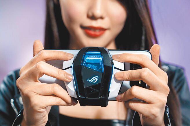 电竞手机绝不能少的快捷键，ROG Phone 6 Pro搭载独家AirTrigger 6，拥有超音波触控、体感感测与风扇专用键3种感应模式、支援超过20种游戏手势，，更有驭热速冷智慧系统，可以AI判断手机温度去启动3种散热模式，还配备4颗AirTrigger 6实体按键与内建脚架（见图），「虽然原本的AirTrigger对手小的人比较方便。